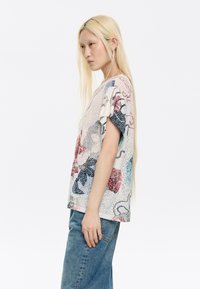 Bimba Y Lola DEVORÉ CAMALEÓN MARFIL - T-Shirt print - camaleon big marfil