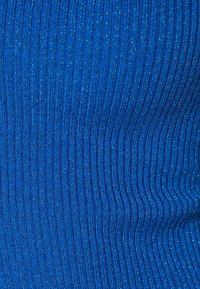 Tissu bleu à côtes avec un léger éclat, présentant des rayures verticales et une texture douce. Idéal pour les vêtements ou les accessoires.