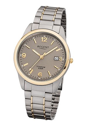 Montre-bracelet pour homme en titane avec cadran gris, accents dorés, affichage de la date à 3 heures et bracelet métallique avec bandes dorées.