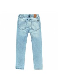 Světlé modré denimové džíny s rovnými nohavicemi, s koženou značkovou nášivkou a dvěma zadními kapsami s prošitým detailem.