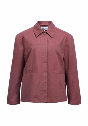 Veste bordeaux en tissu lisse, avec col, fermeture par boutons et deux poches avant. Design classique et carré avec manches longues.