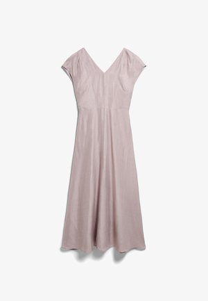 Robe midi mauve clair à manches courtes et col en V, taille ajustée et jupe fluide sur fond blanc.