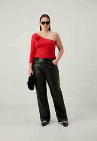 ONLY Carmakoma CARROYSA ONE SHOULDER 3/4 - Long sleeved top - mars red