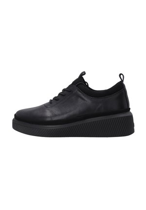 Baskets en cuir noir avec un bout rond, un design à lacets et une semelle épaisse à nervures. Équipées d'une languette au talon pour un enfilage facile.