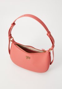 Bolsa transversal de couro coral com um formato curvo, ferragens douradas, fecho com zíper e alça ajustável. O interior apresenta compartimentos forrados.