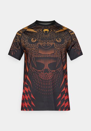 Schwarzes Kurzarmhemd mit lebendigem orange-rotem Grafikdesign, das komplexe Muster und ein Totenkopfmotiv durchgehend zeigt.