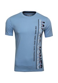 Hellblaues T-Shirt mit Rundhalsausschnitt aus Baumwolle, mit vertikalem schwarzen und roten Text, auf dem "JACK & JONES" gut sichtbar steht.