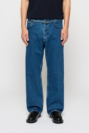 Blå, vidt benede denimbukser med høj talje, bæltestege og fem lommer. Stoffet har et let struktureret udseende.