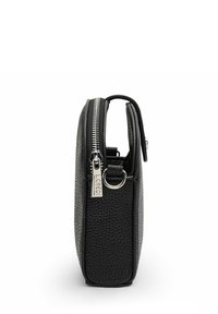 Borsa nera strutturata con texture a ciottoli, zip argentata e accento del logo; presenta una maniglia laterale per un facile trasporto.