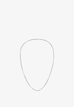 Strieborný náhrdelník s hladkou textúrou, obsahujúci malé články a dva obdĺžnikové akcenty. Elegantný, minimalistický dizajn.