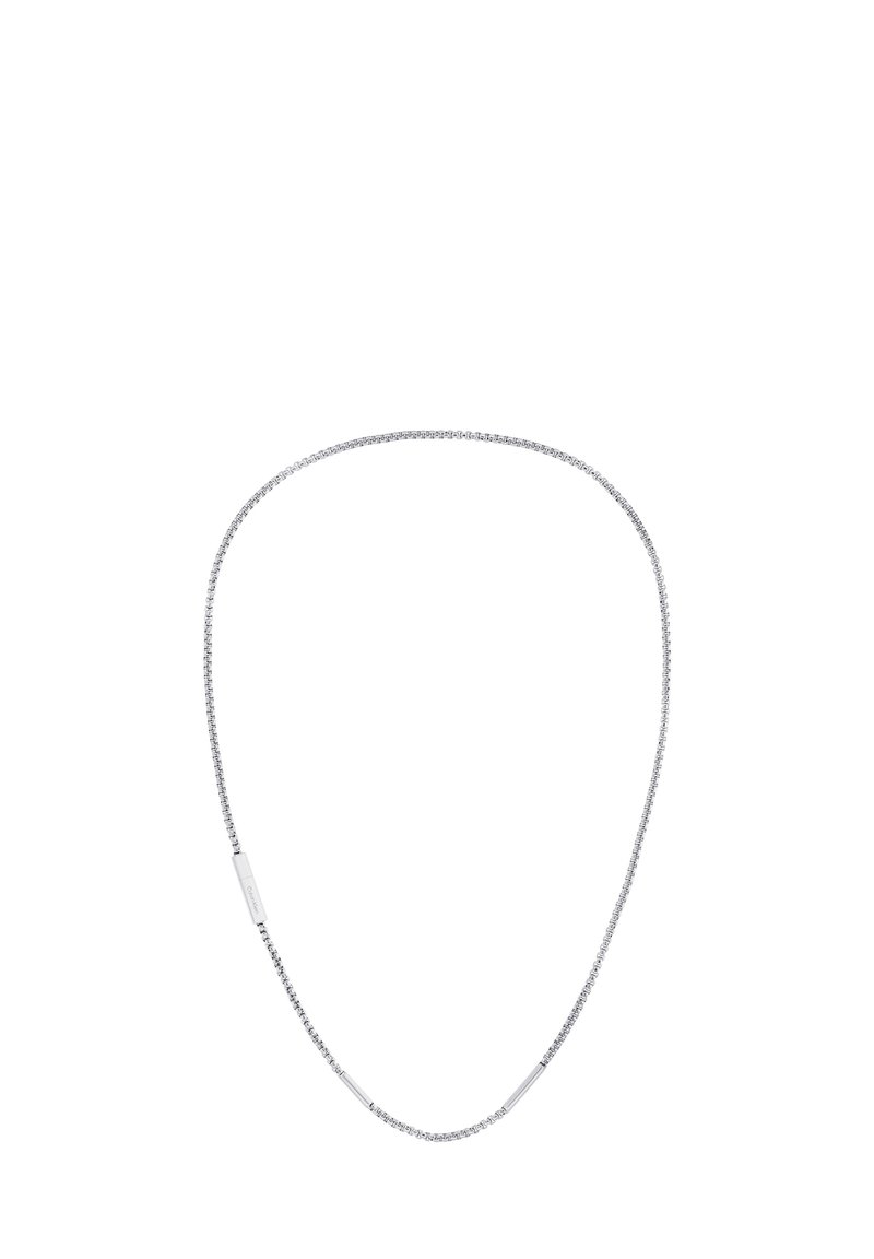 Sølvt halskæde med en glat overflade, der har små led og to rektangulære accenter. Slankt, minimalistisk design.