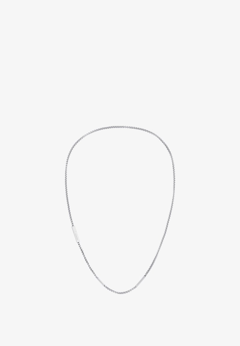 Häikäisevän hopeaketjun kaulaketju, jossa on sileä pinta, pienet lenkit ja kaksi suorakulmaista korostusta. Tyylikäs, minimalistinen muotoilu.