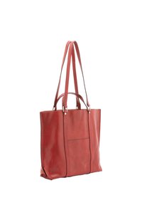 Borsa tote in pelle rossa con doppi manici, forma verticale, tasca esterna e cuciture a contrasto. Texture liscia e design minimale.