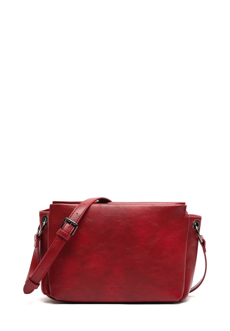 Borsa a tracolla rossa in pelle con forma rettangolare, tracolla regolabile e superficie testurizzata. Presenta dettagli in metallo.