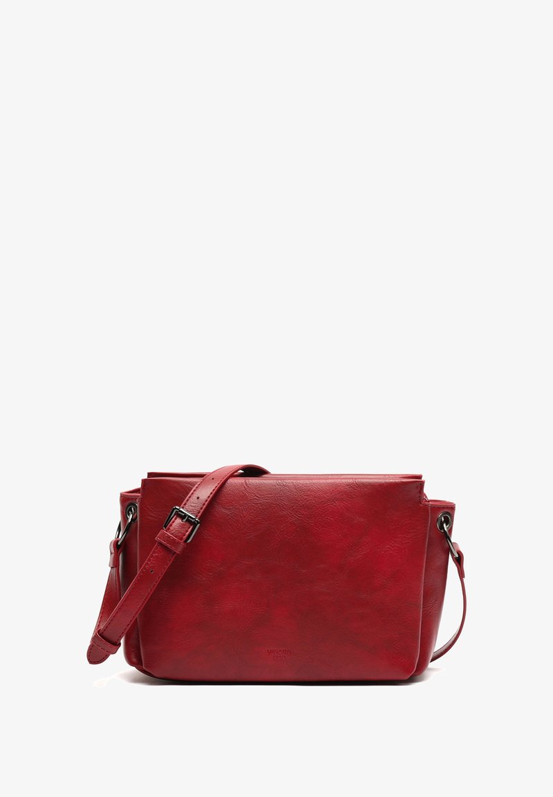 Czerwona skórzana torebka na ramię w kształcie prostokąta, z regulowanym paskiem i teksturowaną powierzchnią. Posiada metalowe akcenty.