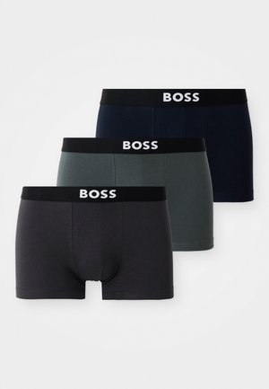 Tres pares de calzoncillos tipo boxer en negro, azul marino oscuro y verde oscuro, con una cinturilla suave que presenta el logo "BOSS" en blanco. Fabricados con material elástico.