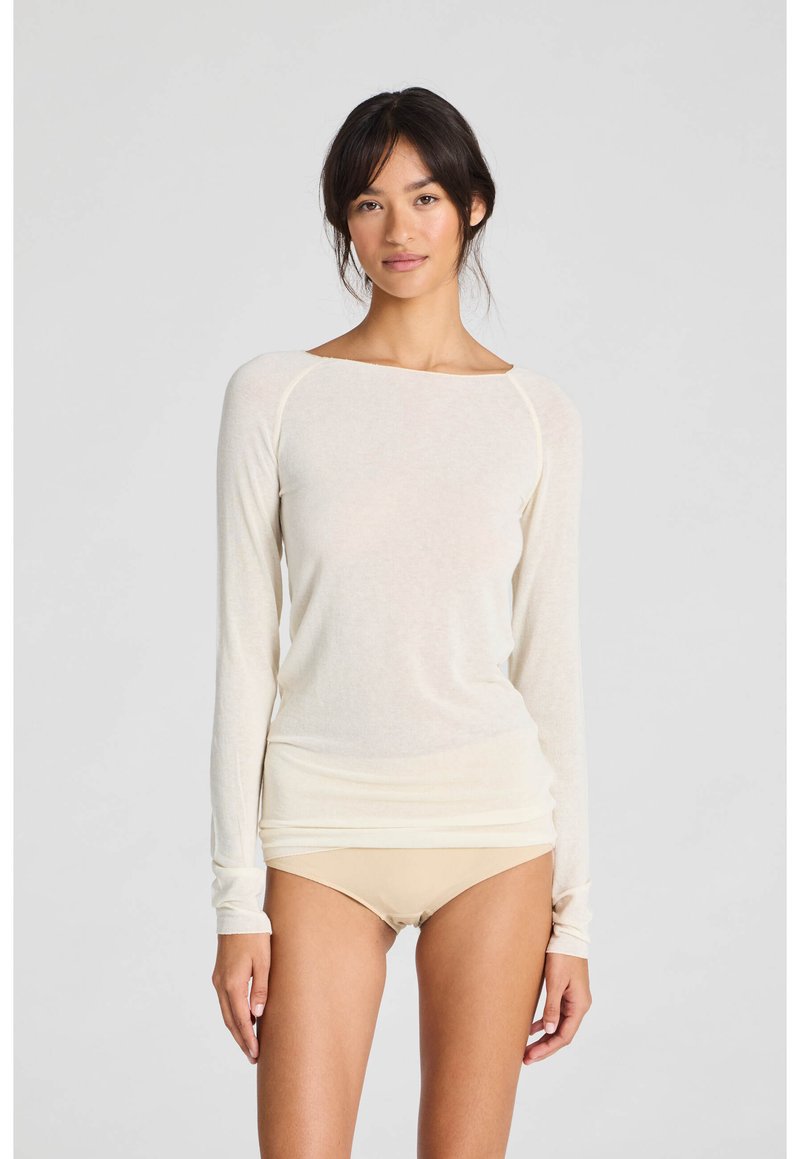 Langärmliges, leichtes Oberteil in Creme mit Rundhalsausschnitt und figurbetontem Schnitt. Glatte Oberfläche, minimale Nähte, einfarbiger Stoff.