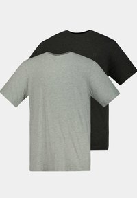 Due magliette a manica corta esposte una di fronte all'altra. Una è di un grigio chiaro, l'altra di un grigio scuro. Entrambe presentano un collo rotondo e una texture morbida.