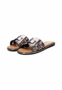 Sandalias de bronce metálico con dos correas anchas, diseño de punta abierta, plantilla de lona marrón suave y suela de goma negra. Estilo casual y cómodo.