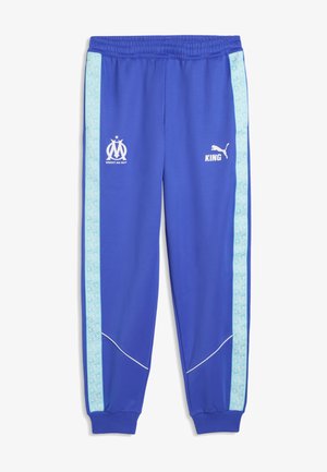 Blaue Sporthose mit hellblauen gemusterten Seitenstreifen, elastischem Bund und Bündchen, weißen Sportlogos und dem Schriftzug "KING" vorne.