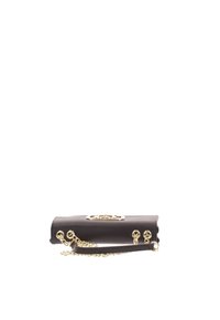 Borsa a tracolla in pelle di colore marrone scuro con forma rettangolare, dettagli in metallo dorato e una tracolla rimovibile.