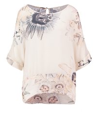 Blouse blanche avec des motifs floraux dans des couleurs douces. Dotée d'un col rond, de manches courtes et d'une fermeture en goutte d'eau dans le dos. Tissu léger.