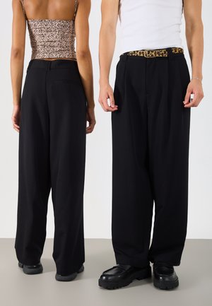 PLEATED BARREL UNISEX - Nadrágok - black
