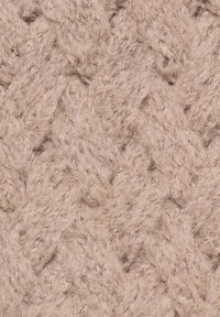 Stricktextil in einem sanften Beigeton, mit einem strukturierten, erhabenen Fischgrätenmuster, sichtbaren Fasern und einem flauschigen Aussehen.