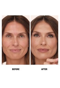 Due immagini affiancate che mostrano il viso di una donna. A sinistra: pelle nuda, texture visibile. A destra: pelle migliorata con trucco, aspetto più uniforme, colore delicato.