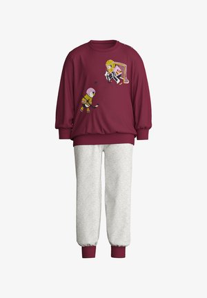 Tenue enfant avec un sweat-shirt bordeaux montrant deux joueurs de hockey sur glace et un pantalon de survêtement gris clair avec des poignets bordeaux.