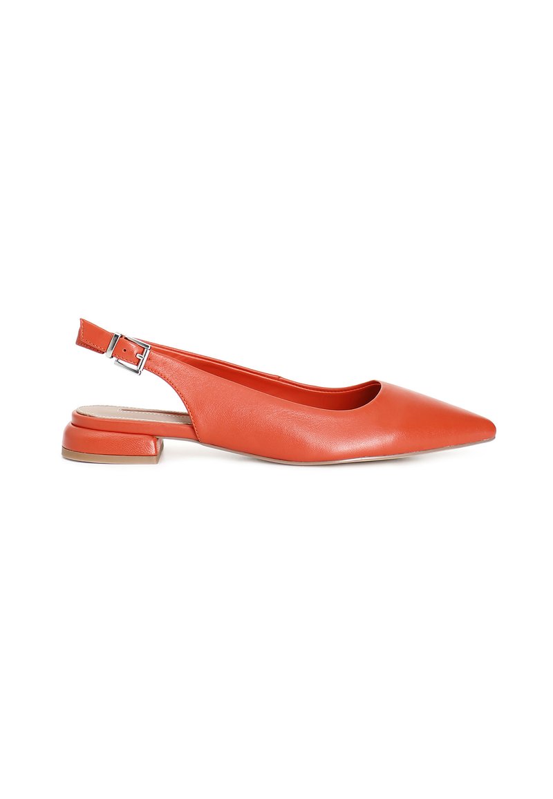 Zapatos slingback de punta afilada fabricados en piel naranja con tacón plano y correa en el tobillo ajustable. Textura suave; diseño minimalista.