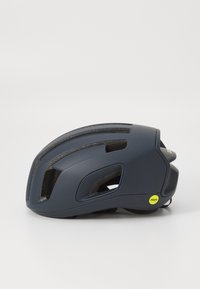 Kask rowerowy MIPS w ciemnoniebieskim kolorze z aerodynamicznym kształtem, otworami wentylacyjnymi i teksturowaną powierzchnią. Posiada żółtą naklejkę MIPS.