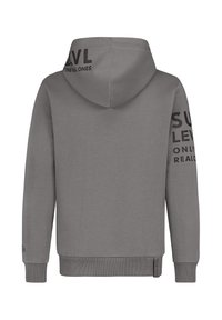 Grijze hoodie met een kangoeroezak, ribgebreide manchetten en zoom, met zwarte tekst op de achterkant en de linkermouw. Soepele textuur, ontspannen pasvorm.