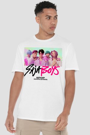 Junger Mann trägt ein weißes T-Shirt mit einer bunten animierten K-Pop-Jungenband und dem Text "Saijit Boys Kpop Demon Hunters" auf der Vorderseite.