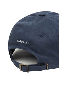 Tengerészeti baseball sapka pamut twillből, ívelt ernyővel, állítható fém csattal és fehér hímzett "KAOTIKO" logóval a hátsó részen.