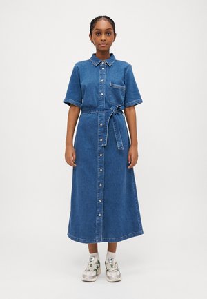 Denimkjole med korte ermer, Krage-nakke, forknapper og midjebelte. Har en brystlomme og en lang, løs passform.