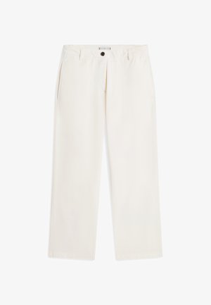 Pantaloni albi cu croială dreaptă, cu buzunare frontale, bucle pentru curea, închidere cu nasture și fermoar, expuși pe fond alb.