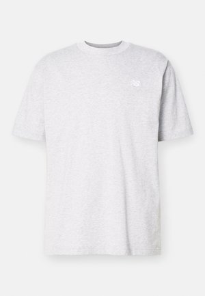 Világosszürke pamut póló rövid ujjakkal, kerek nyakkivágással és egy kis fehér logóval a bal mellen. Puha tapintású, laza szabású.