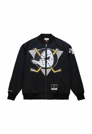 Schwarze Bomberjacke mit einem auffälligen Druck eines Enten mit einem Hockeyschläger, gelben Akzenten und einem Markenpatch am unteren Saum.