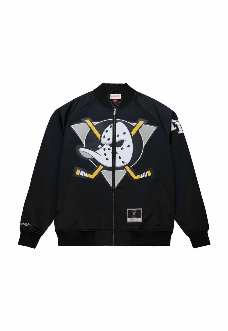 Schwarze Bomberjacke mit einem auffälligen Druck eines Enten mit einem Hockeyschläger, gelben Akzenten und einem Markenpatch am unteren Saum.