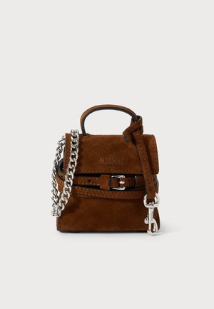 Mini sac en daim marron avec anse supérieure, bandoulière en chaîne argentée, détail de boucle à l'avant et logo Moschino embossé sur le rabat.