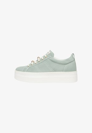 Baskets en cuir suédé vert clair avec une semelle plateforme blanche épaisse, lacets blancs, œillets dorés et languette à talon, montrées de profil.