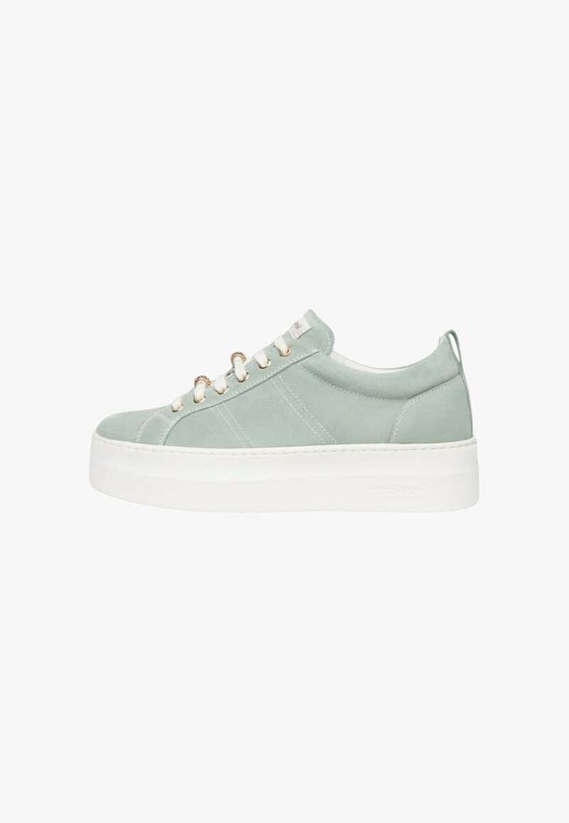 Baskets en cuir suédé vert clair avec une semelle plateforme blanche épaisse, lacets blancs, œillets dorés et languette à talon, montrées de profil.