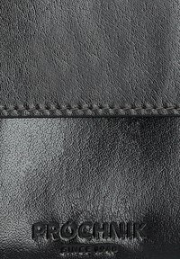 Czarny skórzany portfel o teksturowanej powierzchni, z wytłoczonym logiem marki "PROCHNIK" i szwem podkreślającym krawędzie.
