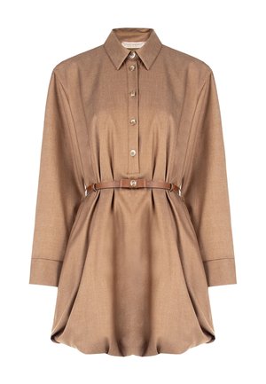 Braunes Hemdkleid mit langen Ärmeln, plissiertem Taillenbereich und passendem Gürtel. Aus strukturiertem Stoff gefertigt, mit goldfarbenen Knöpfen.