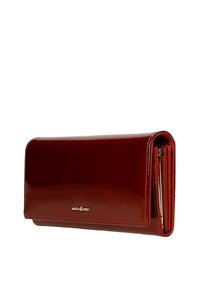 Portefeuille en cuir rouge foncé brillant avec une fermeture métallique et un petit logo de marque doré sur le rabat avant, présenté fermé et vu de côté.