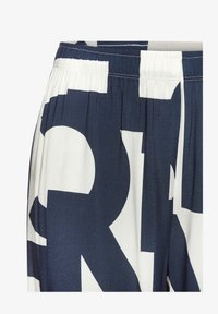 Unselected, dunkelblau weiß gemustert