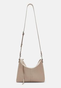 Beige Leder Schultertasche mit curved Design, subtiler Textur, langem, verstellbarem Tragegurt und einem silberfarbenen Verschlussdetail.