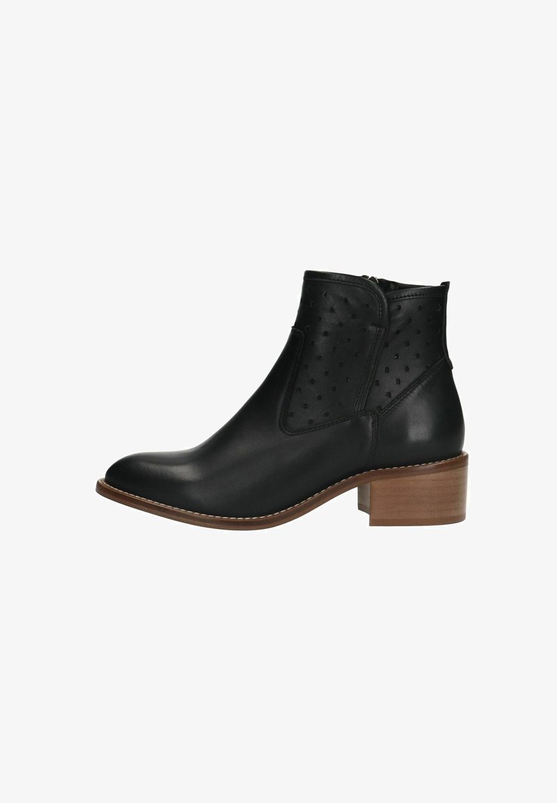 Bottine en cuir noir avec un bout arrondi, accent texturé sur le dessus et un petit talon empilé. Fermeture à glissière sur le côté.