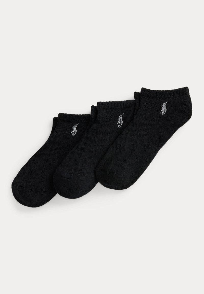 Tres pares de calcetines tobilleros negros con pequeños logotipos blancos de jugadores de polo mostrados sobre un fondo claro.